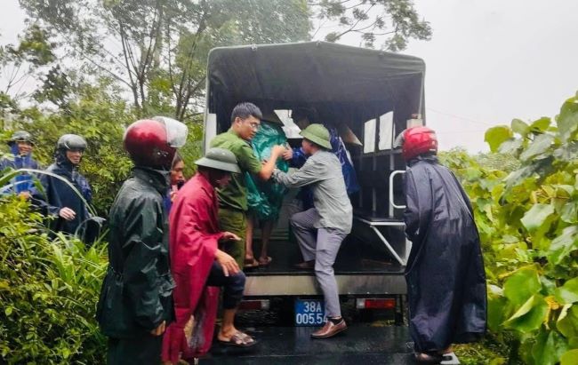 Hà Tĩnh: Mưa lớn kèm lốc xoáy khiến hàng chục ngôi nhà bị tốc mái