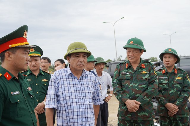 Phó Chủ tịch Thường trực UBND tỉnh chỉ đạo các lực lượng chủ động ứng phó với bão sỗ 4 đang đến gần.