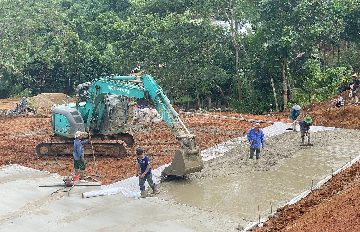 Ngày đêm thi công khu tạm cư Làng Nủ