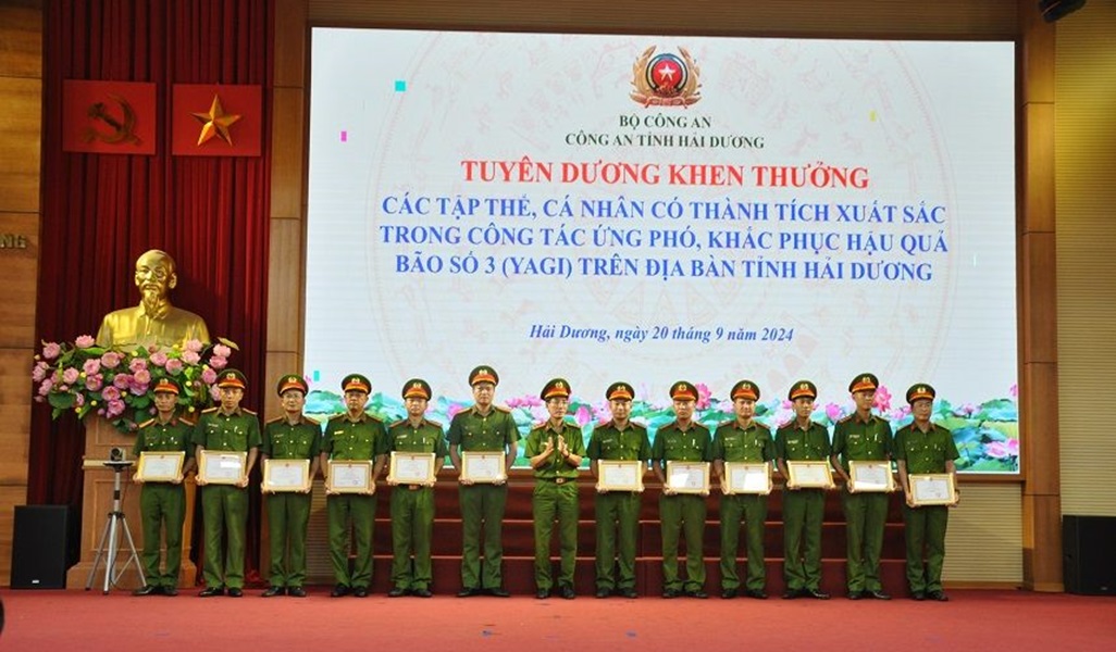 Công an tỉnh trao khen cho các tập thể và cá nhân có thành tích xuất sắc trong công tác ứng phó, khắc phục hậu quả bão số 3 trên địa bàn tỉnh Hải Dương