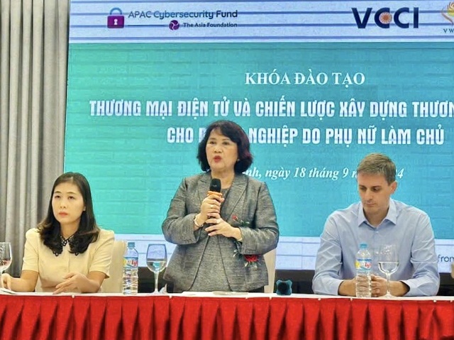 Bà Đồng Thị Ánh phát biểu khai giảng Khóa đào tạo. Ảnh: Thảo Vi.