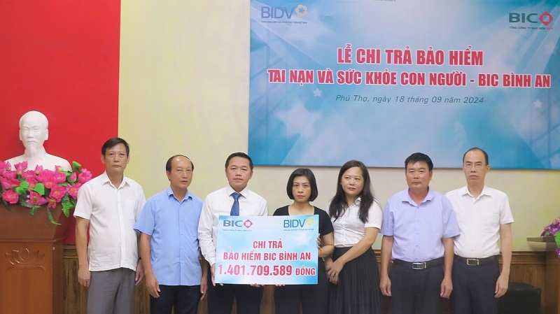 Đại diện Ngân hàng Nhà nước Chi nhánh tỉnh Phú Thọ, chính quyền địa phương, BIDV Hùng Vương và BIC trao tiền bảo hiểm cho thân nhân khách hàng