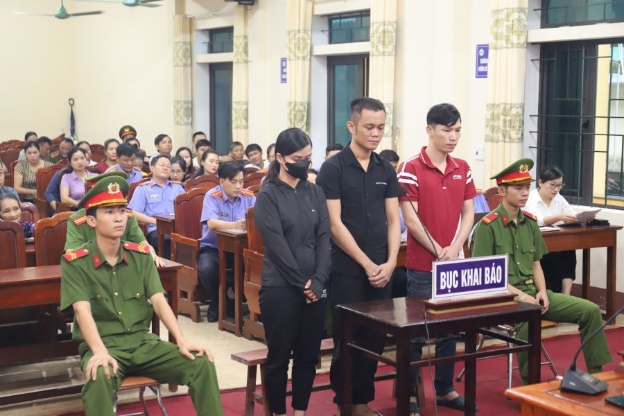 Mang ma túy ra thăm bạn gái rồi cùng nhau sử dụng, 3 đối tượng lĩnh 19 năm tù