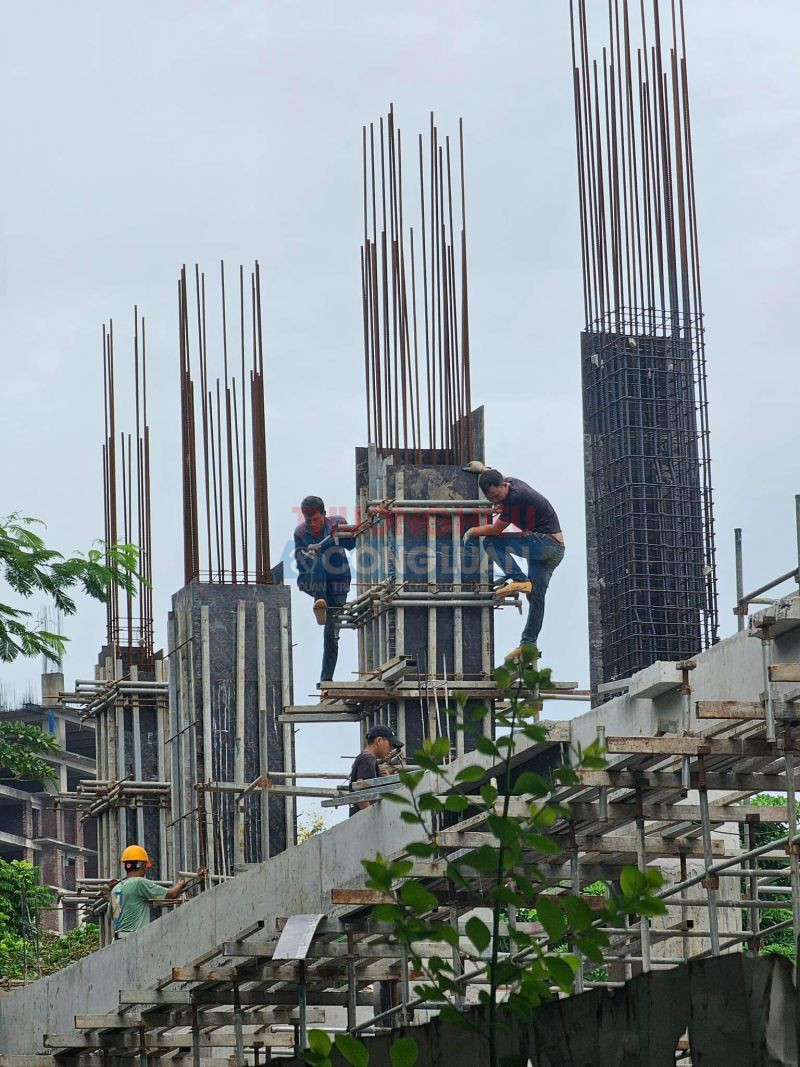 mặc dù đã thi công đến tầng cao nhưng các công nhân tại đây đều trong tình trạng không được trang bị thiết bị bảo hộ lao động, không thắt dây an toàn. Người đội mũ lưỡi trai, người đầu trần, tay không, chân đi dép, cheo leo thi công trên giàn dáo, bất chấp những nguy hiểm có thể xảy ra.