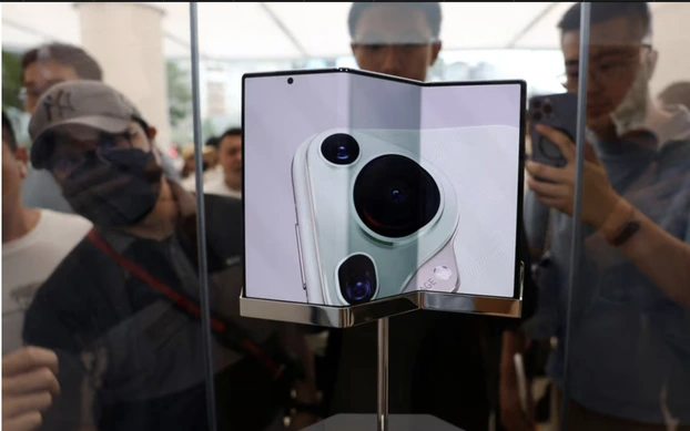 Smartphone gập ba Mate XT của Huawei được bán với giá bao nhiêu?