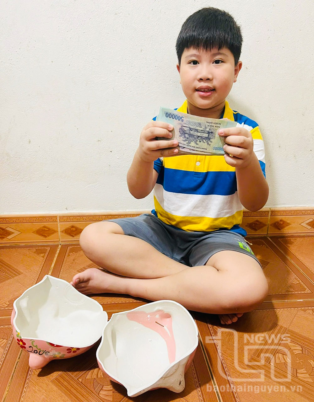 Thái Nguyên: Một học sinh lớp 4 đập lợn đất ủng hộ các bạn vùng lũ 16 triệu đồng