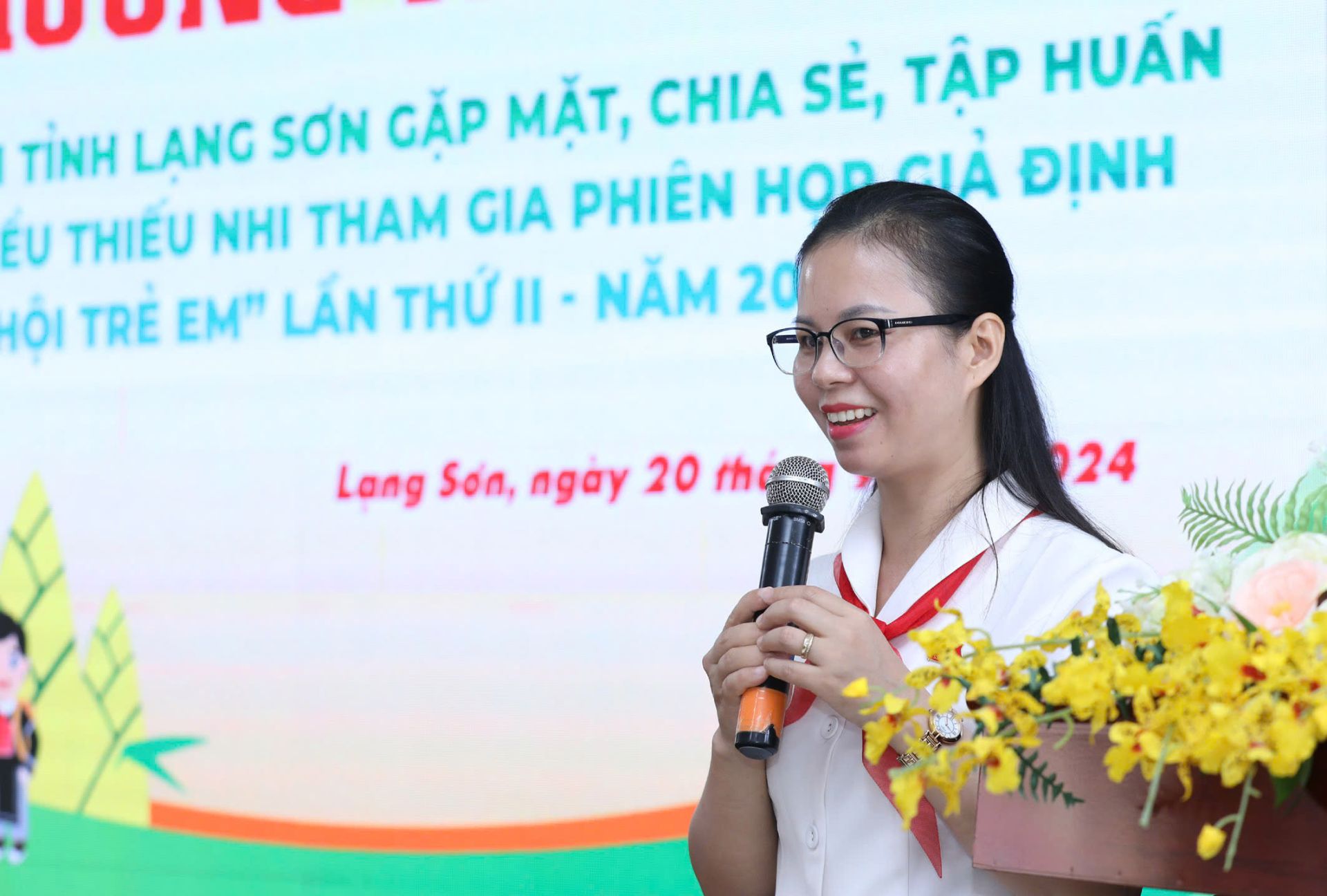 Đồng chí Chu Thị Hồng Thái, đại biểu Quốc hội khóa XV, Phó Chánh Văn phòng Hội Nông dân tỉnh Lạng Sơn chia sẻ thông tin về Quốc hội