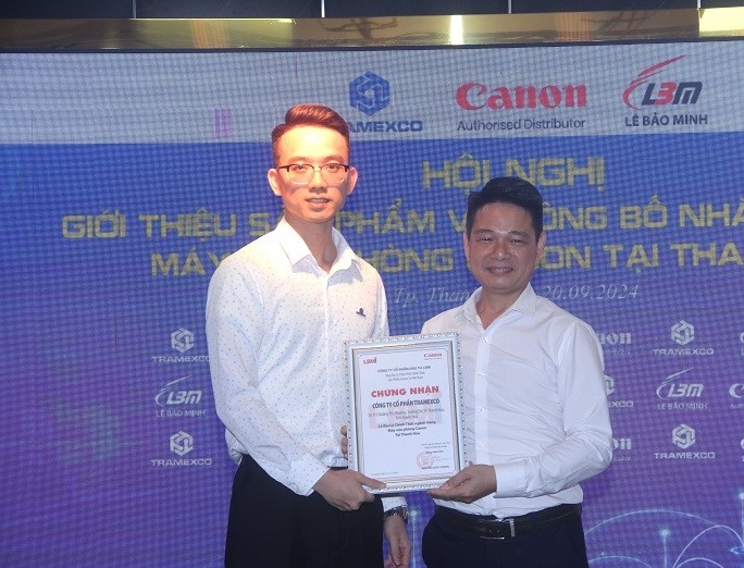 Đại diện lãnh đạo Công ty CP Lê Bảo Minh trao giấy chứng nhận nhà phân phối máy văn phòng Canon tại Thanh Hóa cho lãnh đạo Công ty CP Tramexco.