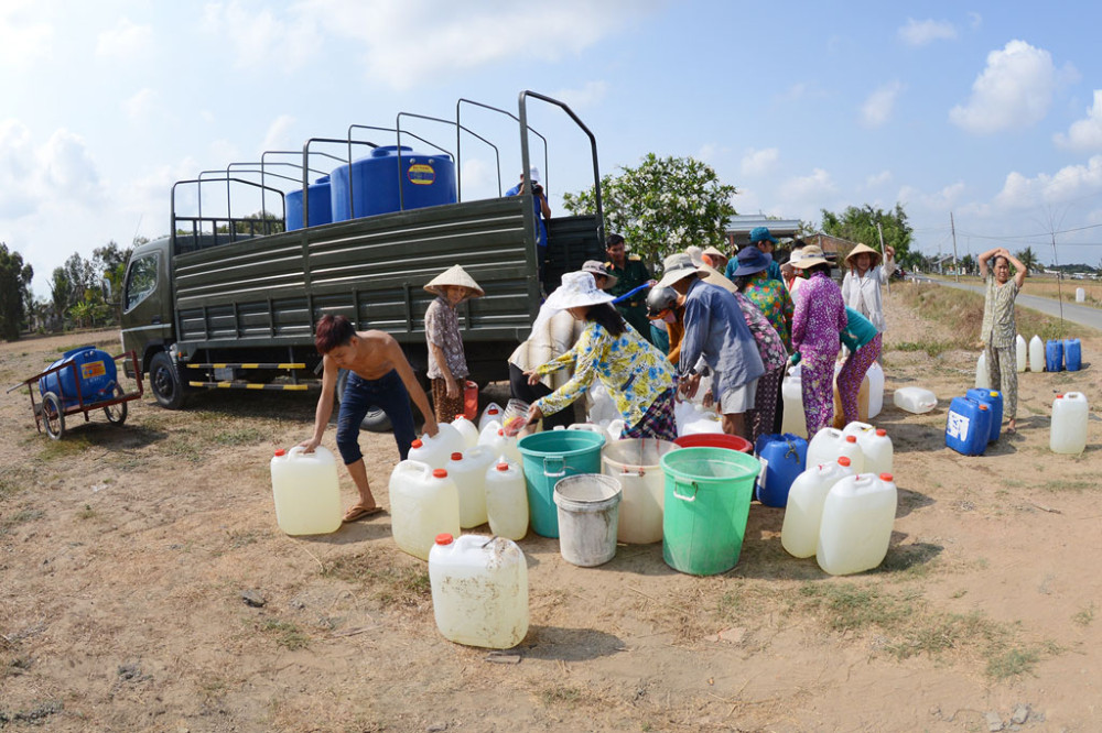 Vào mùa khô, tình trạng thiếu nước ở vùng hạ lại xảy ra trầm trọng