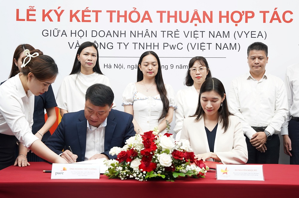 Bà Nguyễn Ngọc Mỹ, Phó Chủ tịch Hội Doanh nhân trẻ Việt Nam, đại diện VYEA và ông Hoàng Việt Cường, Phó Tổng giám đốc, Lãnh đạo Dịch vụ Doanh nghiệp Tư nhân và Gia đình đại diện PwC Việt Nam ký kết thỏa thuận hợp tác