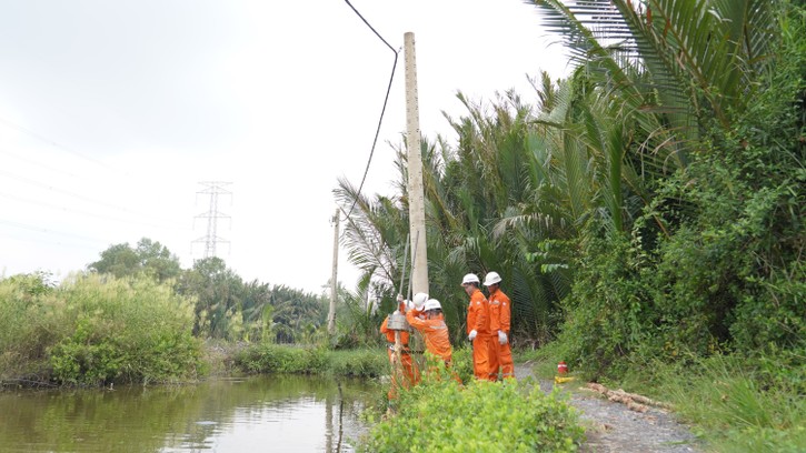 Đội Quản lý lưới điện Công ty Điện lực Duyên Hải đang gia cố kết cấu móng trụ điện