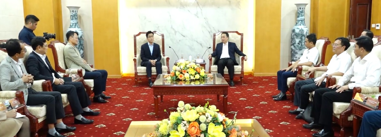 Tiếp nhận hơn 1,2 tỷ đồng do Samsung Thái Nguyên ủng hộ để khắc phục hậu quả mưa lũ