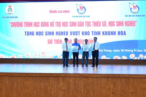 Báo Người Lao Động tặng 100 triệu cho học sinh nghèo vượt khó tỉnh Khánh Hòa