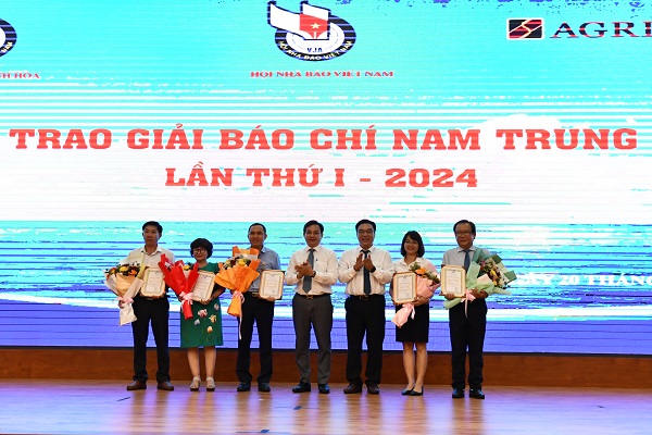 Ban tổ chức tặng Bằng chứng nhận và hoa cho đại diện nhà tài trợ