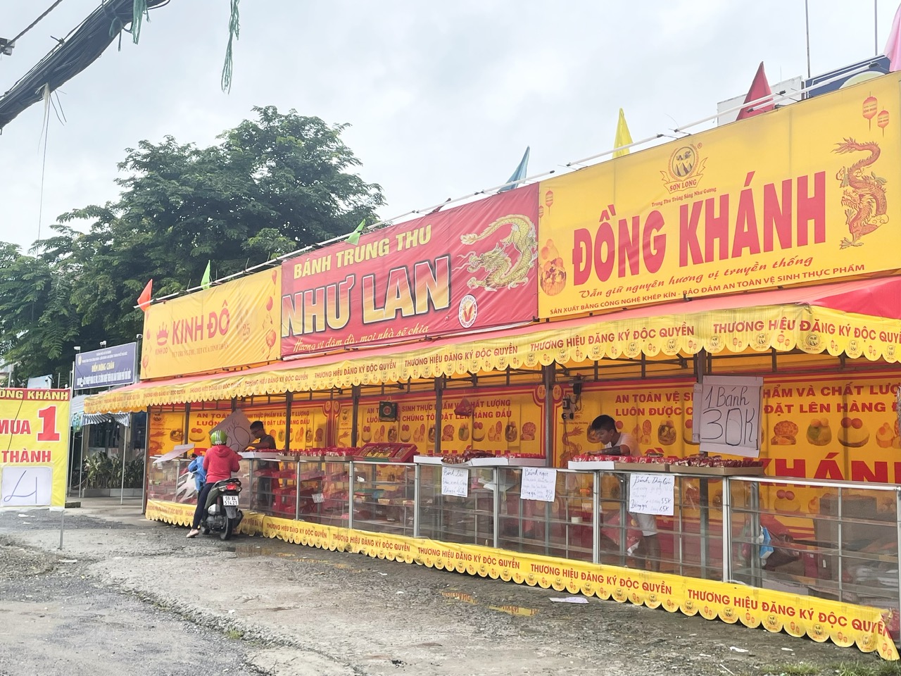 TP. HCM: Bánh trung thu giảm sâu ‘100.000 đồng – 3 bánh’, các quầy bánh chuẩn bị tháo dỡ