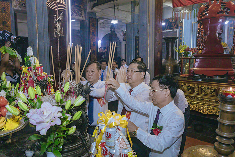 Các đồng chí lãnh đạo tỉnh, thành phố dâng hương hương tưởng niệm các vị Vua Trần và 724 năm ngày mất của Anh hùng dân tộc Trần Hưng Đạo tại Đền Bảo Lộc, xã Mỹ Phúc.