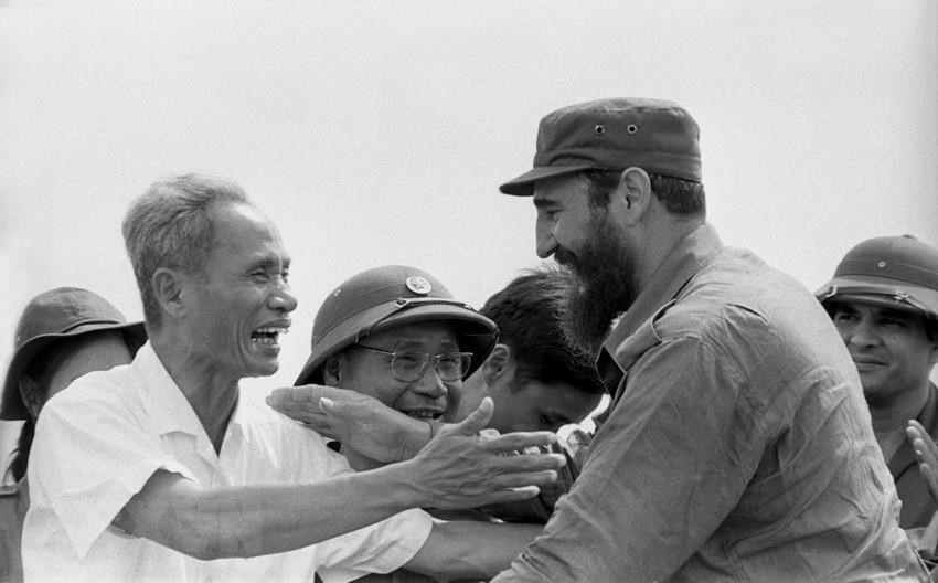 Thủ tướng Cuba Fidel Castro cùng Thủ tướng Phạm Văn Đồng trong cuộc mít tinh của nhân dân Quảng Trị chào mừng đoàn đại biểu Cuba đến thăm vùng Giải phóng miền Nam Việt Nam, ngày 15/9/1973_Ảnh: TTXVN