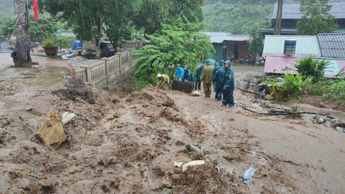 Mưa lớn ở miền Trung gây sạt lở, ngập lụt, phải sơ tán khẩn cấp nhiều hộ dân