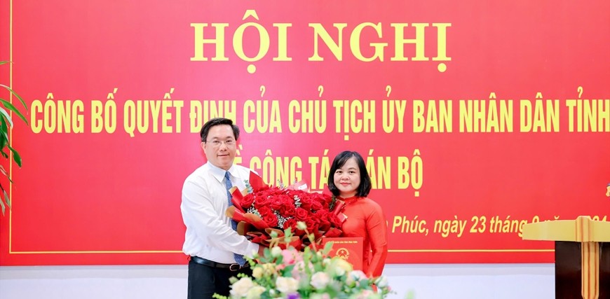 Chủ tịch UBND tỉnh Vĩnh Phúc Trần Duy Đông trao quyết định và tặng hoa chúc mừng tân Giám đốc Sở Tài chính Đỗ Thị Hồng Nhung