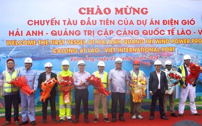 Lãnh đạo Công ty CP Cảng Quốc tế Lào - Việt tặng hoa cảm ơn các đơn vị đã hỗ trợ chuyến tàu đầu tiên của Dự án Điện gió Hải Anh - Quảng Trị cập cảng an toàn.