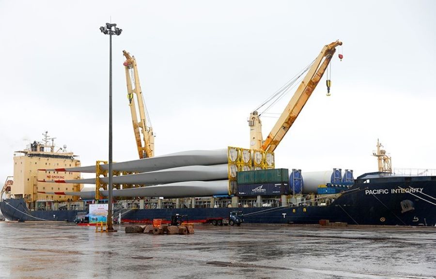 Chuyến tàu chở thiết bị điện gió đầu tiên cập cảng Vũng Áng