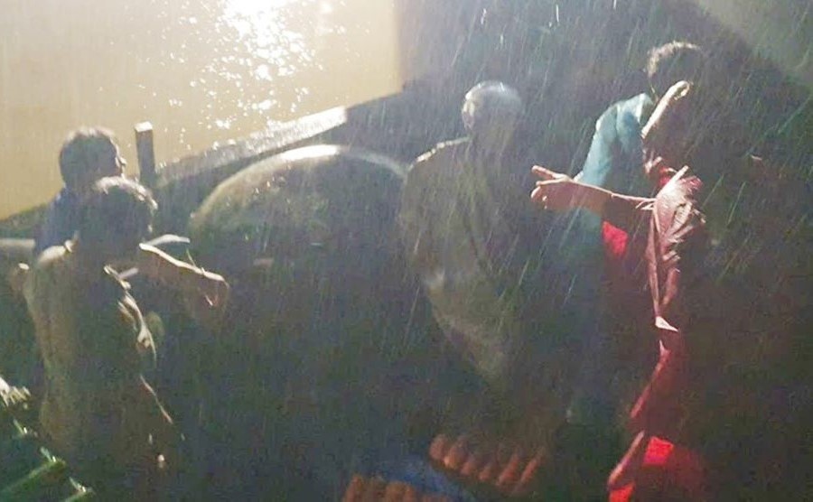 Hà Tĩnh: Kịp thời cứu 2 ngư dân bị chìm tàu trên biển