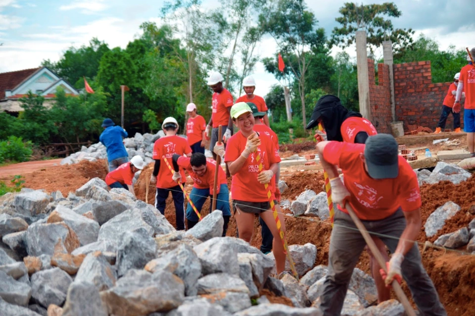 Doanh nghiệp chung tay giải quyết các vấn đề xã hội. Ảnh Dân trí.