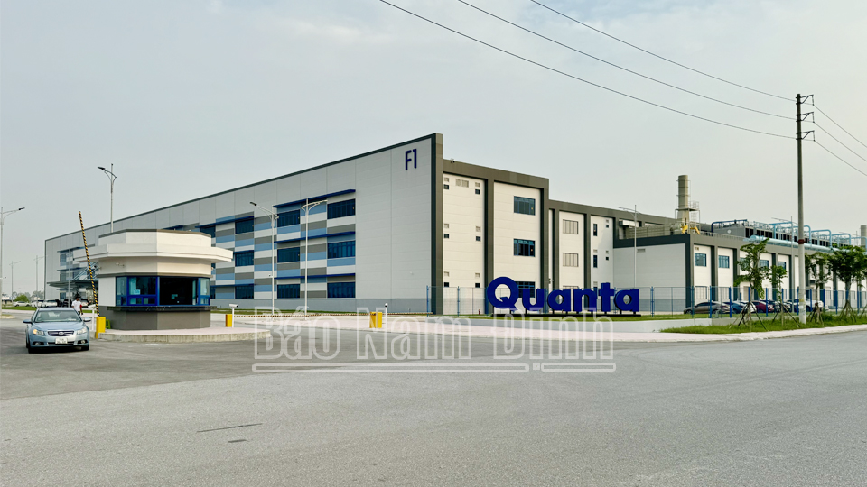 Một tập đoàn xuất khẩu 2 lô máy tính xách tay đầu tiên từ nhà máy sản xuất tại Nam Định