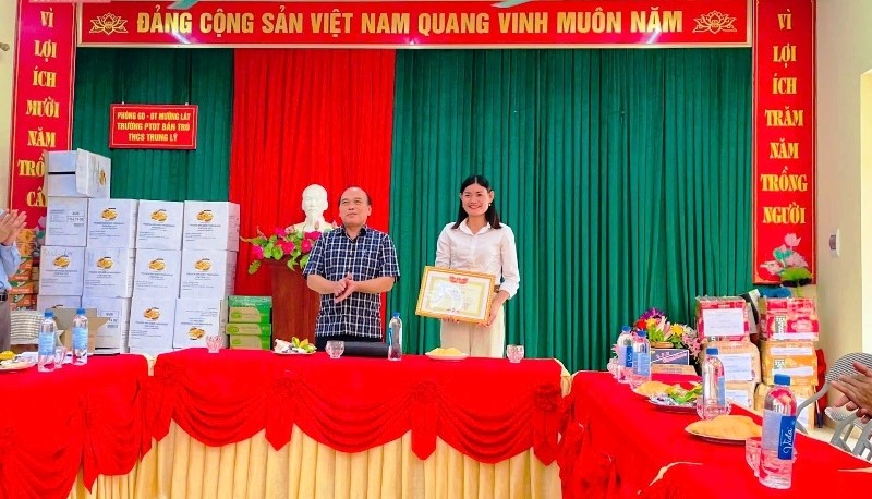 Ông Nguyễn Văn Dĩnh, Phó Giám đốc Sở Giáo dục và Đào tạo Thanh Hóa trao Giấy khen của Giám đốc Sở cho cô Bùi Thị Châm.