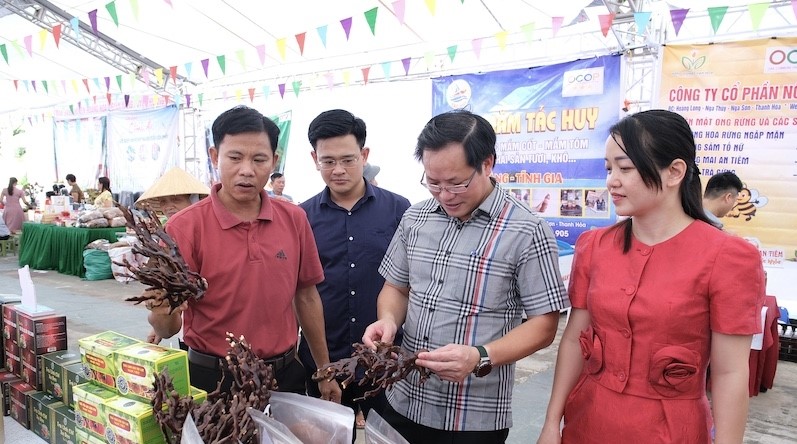 Các đại biểu tham quan gian hàng trưng bày sản phẩm.