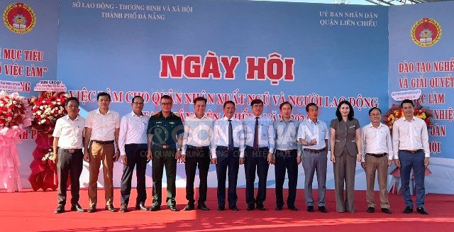 Các đại biểu chụp ảnh lưu niệm tại ngày hội