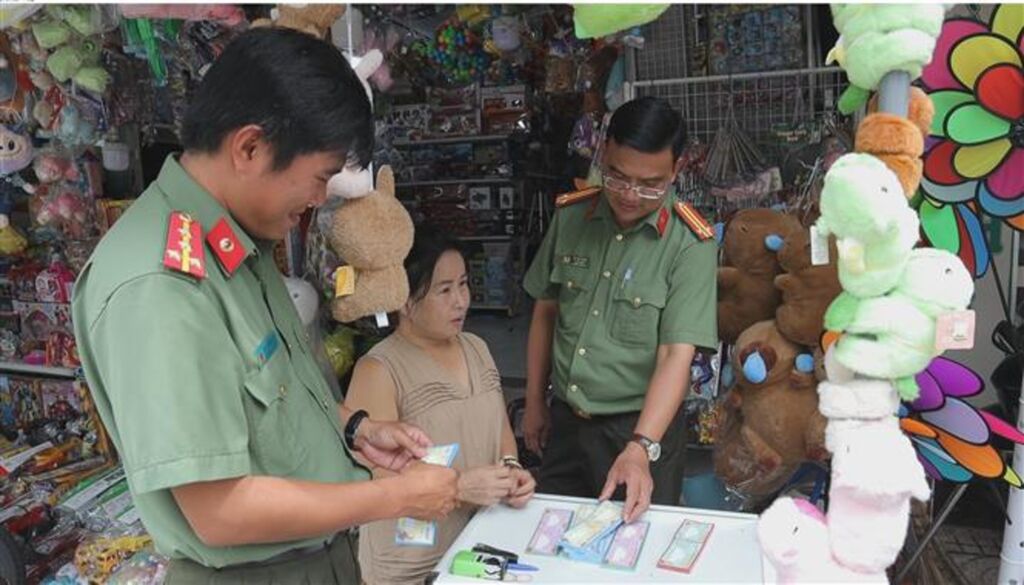 Cán bộ Phòng An ninh kinh tế, Công an tỉnh Tây Ninh trao đổi với chủ đại lý bán vé số tự chọn về thủ đoạn lừa đảo qua hình thức trúng vé số tự chọn