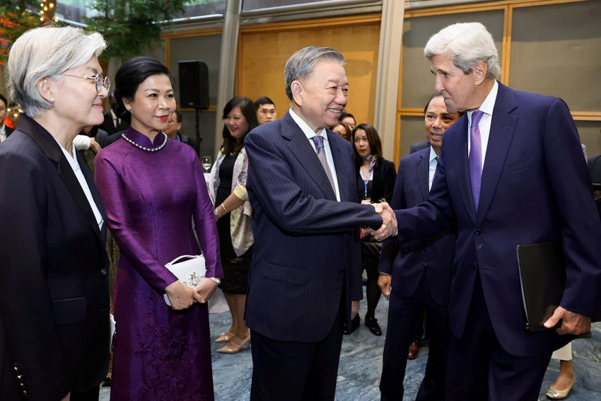 Tổng Bí thư, Chủ tịch nước Tô Lâm và Phu nhân cùng cựu Ngoại trưởng John Kerry và Chủ tịch Asia Society Kang Kyung Wha tại lễ kỷ niệm một năm nâng cấp quan hệ, hướng tới kỷ niệm 30 năm thiết lập quan hệ ngoại giao Việt - Mỹ. Ảnh: TTXVN