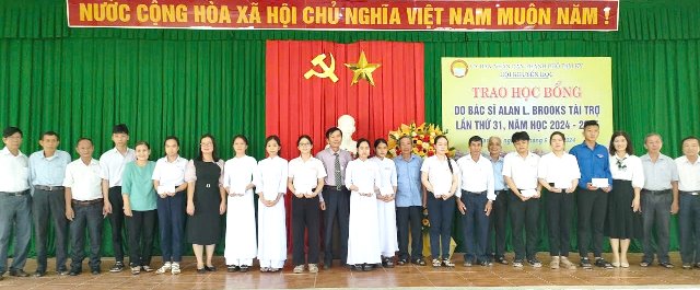 Trao học bổng cho học sinh.