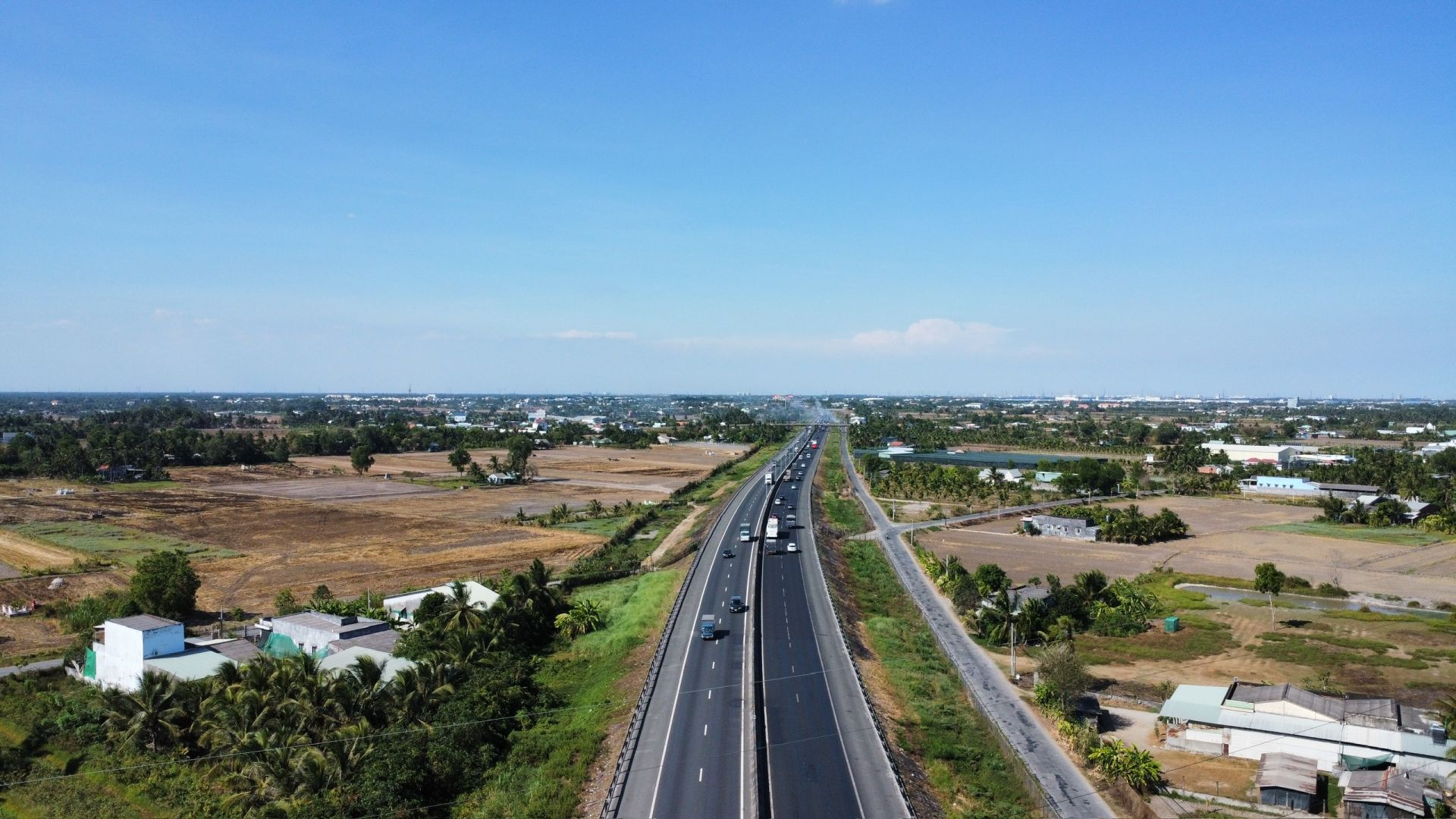 Hạ tầng giao thông kết nối giữa Long An và các tỉnh ngày càng được đầu tư hiện đại