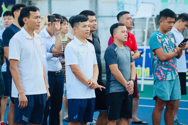 gần 300 vận động viên tham gia giải Gải Tennis báo chí Nghệ An chào mừng ngày Doanh nhân Việt Nam.