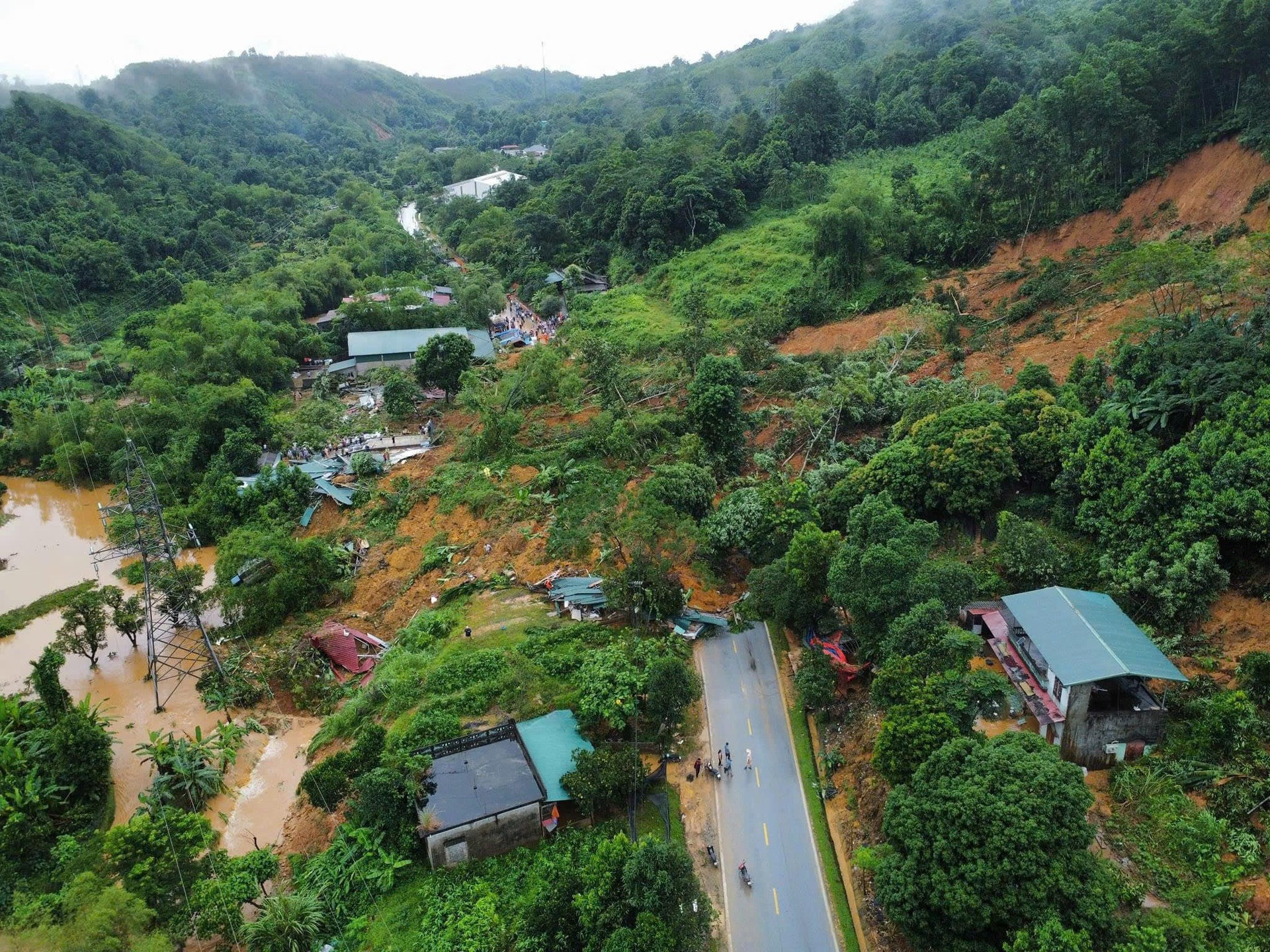 Khoảng 9h ngày 29/9, tại km52 quốc lộ 2 (đường Hà Giang - Tuyên Quang), thuộc địa phận xã Việt Vinh, huyện Bắc Quang (Hà Giang) xảy ra vụ sạt lở vùi lấp nhiều phương tiện. Ảnh: CA