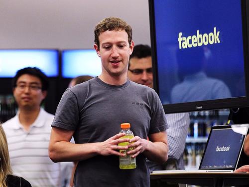 Mark Zuckerberg mặc gần như giống hệt nhau mỗi ngày - Ảnh: CNN