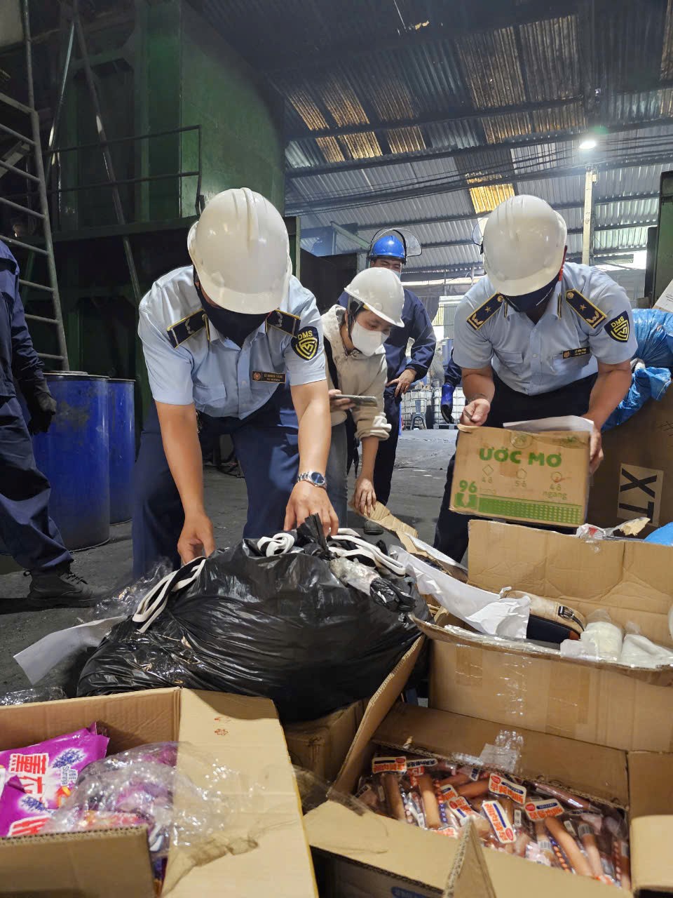 Tiêu hủy 14.114 sản phẩm hàng hóa các loại vi phạm