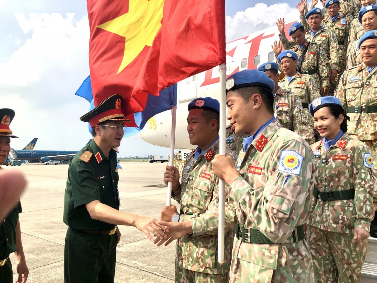 Thiếu tướng Phạm Mạnh Thắng - Cục trưởng Cục Gìn giữ hòa bình Việt Nam đón 165 cán bộ, nhân viên Đội công binh số 2 của Quân đội Nhân dân Việt Nam trở về nước sau khi hoàn thành xuất sắc nhiệm vụ được giao.