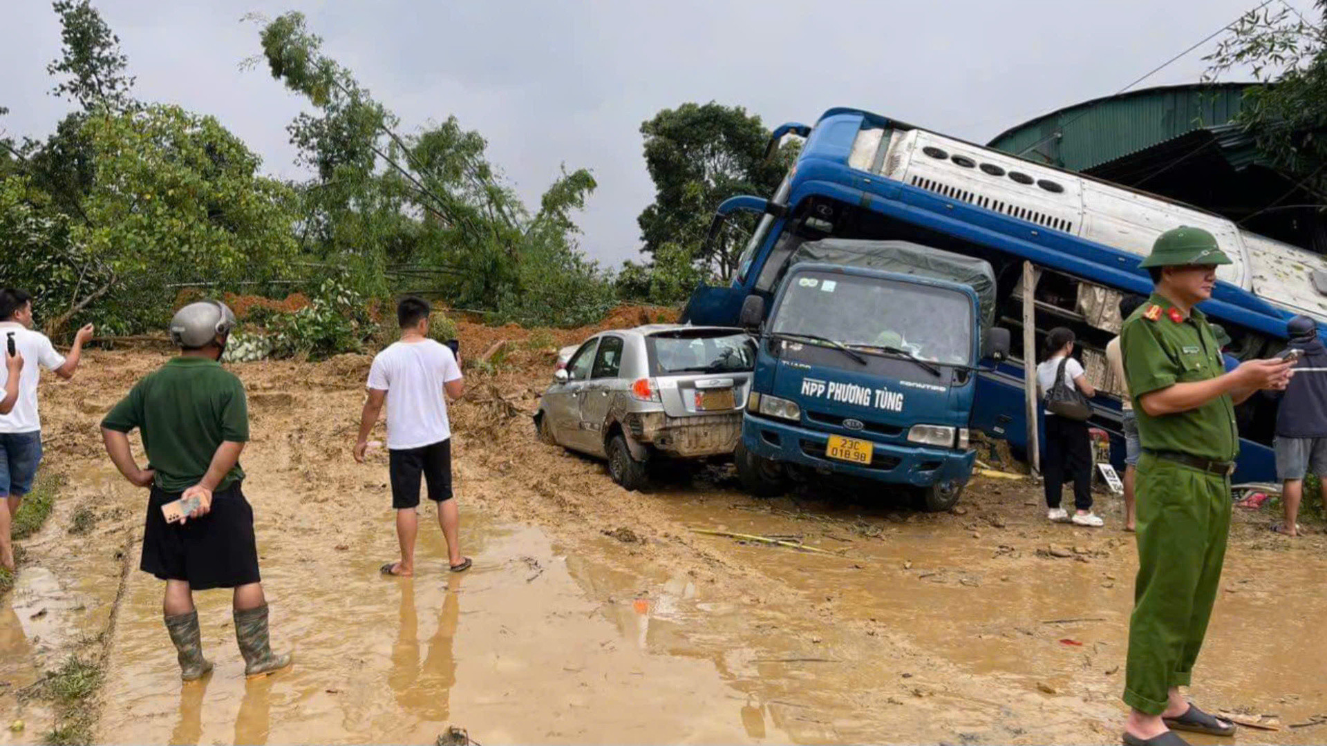 Mưa lũ đã sạt lở cả quả đồi, tràn xuống Quốc lộ 2 tuyến đường Hà Giang-Tuyên Quang và các tỉnh (đoạn qua xã Việt Vinh, huyện Bắc Quang) gây thiệt hại nặng nề về tài sản của nhân dân