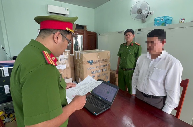 Khởi tố chuyên viên văn phòng HĐND-UBND huyện; chủ tịch UBND xã và giám đốc DN