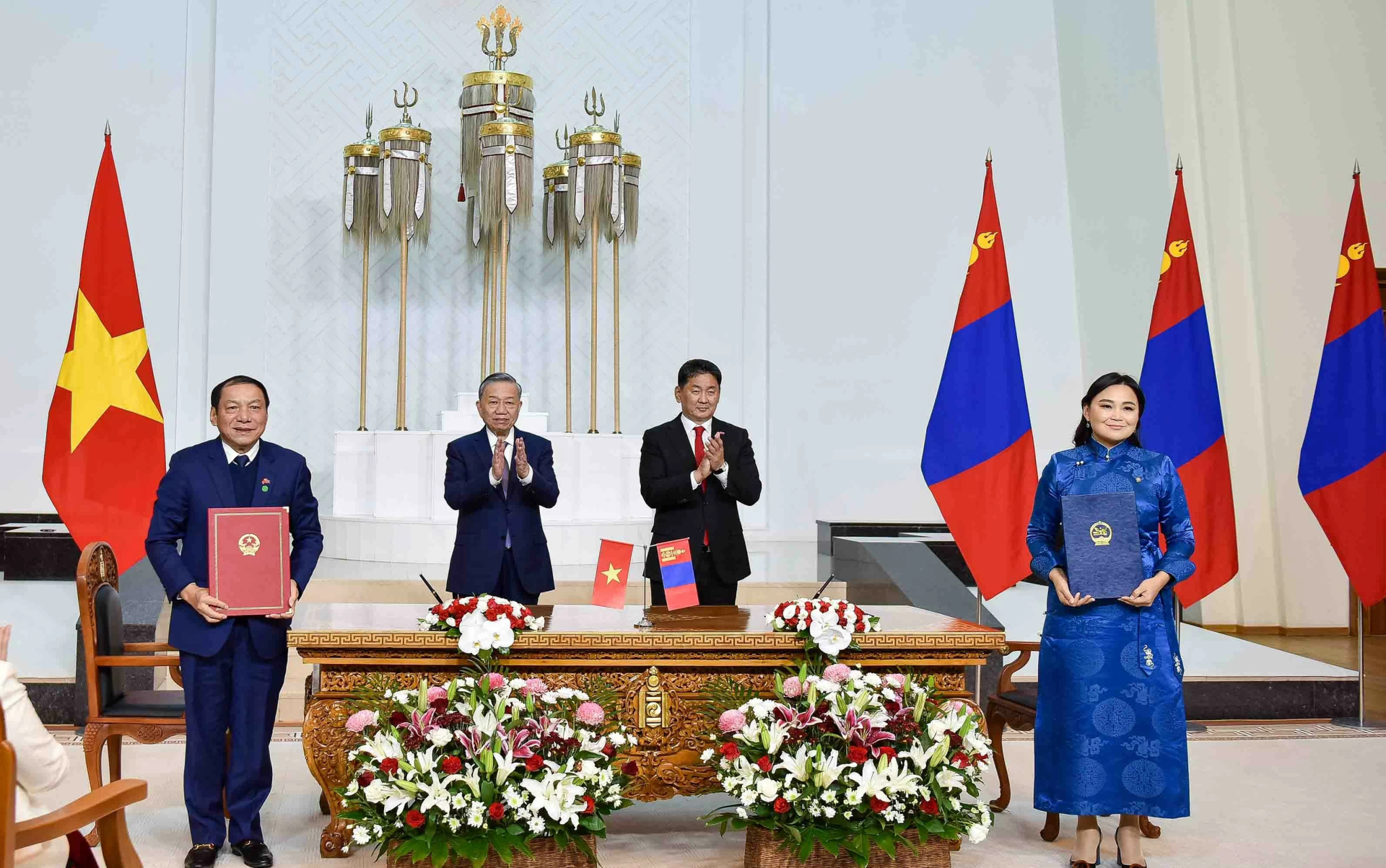 Hai nhà lãnh đạo Việt Nam và Mông Cổ chứng kiến lễ ký nhiều văn kiện hợp tác