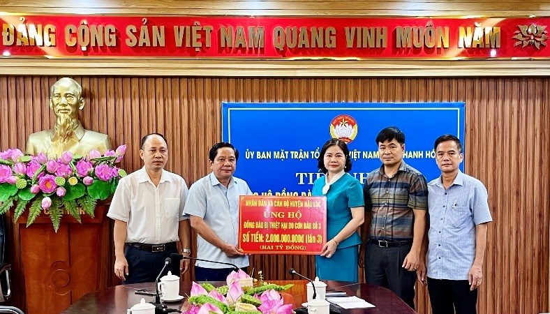 Huyện Hậu Lộc ủng hộ đồng bào bị thiệt hại do cơn bão số 3 số tiền 2 tỷ đồng (lần 3).