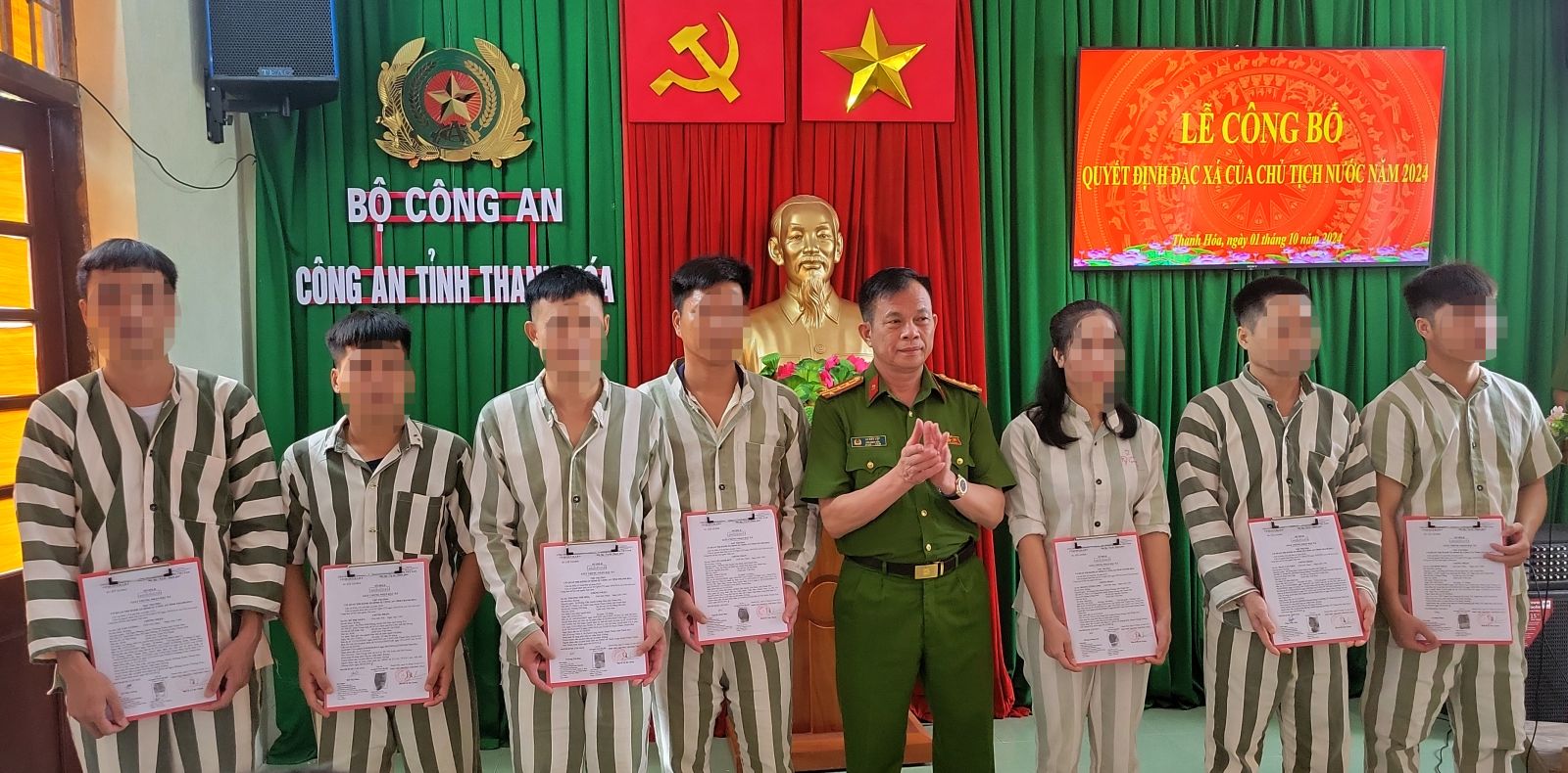 Đại tá Lê Như Lập, Phó Giám đốc Công an tỉnh và đại diện lãnh đạo Ủy ban MTTQ tỉnh trao Quyết định đặc xá năm 2024 của Chủ tịch nước và quà cho 7 phạm nhân