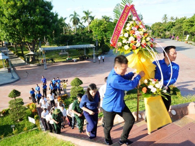 Đoàn dâng hương tại Thành cổ Quảng Trị