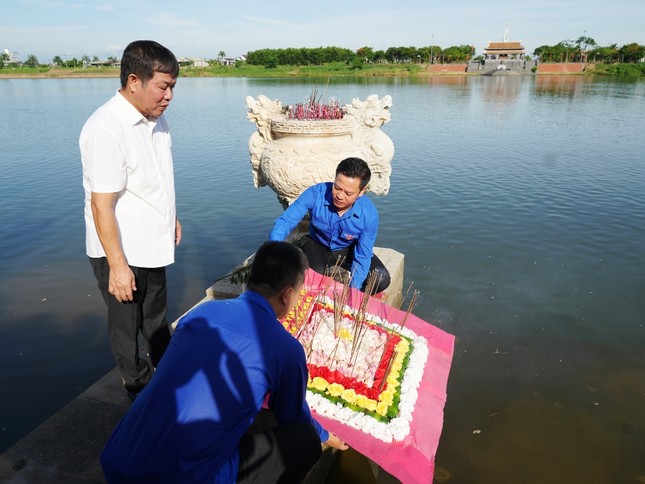 Đoàn thực hiện nghi thức thả hoa viếng các liệt sỹ hi sinh trên sông Thạch Hãn