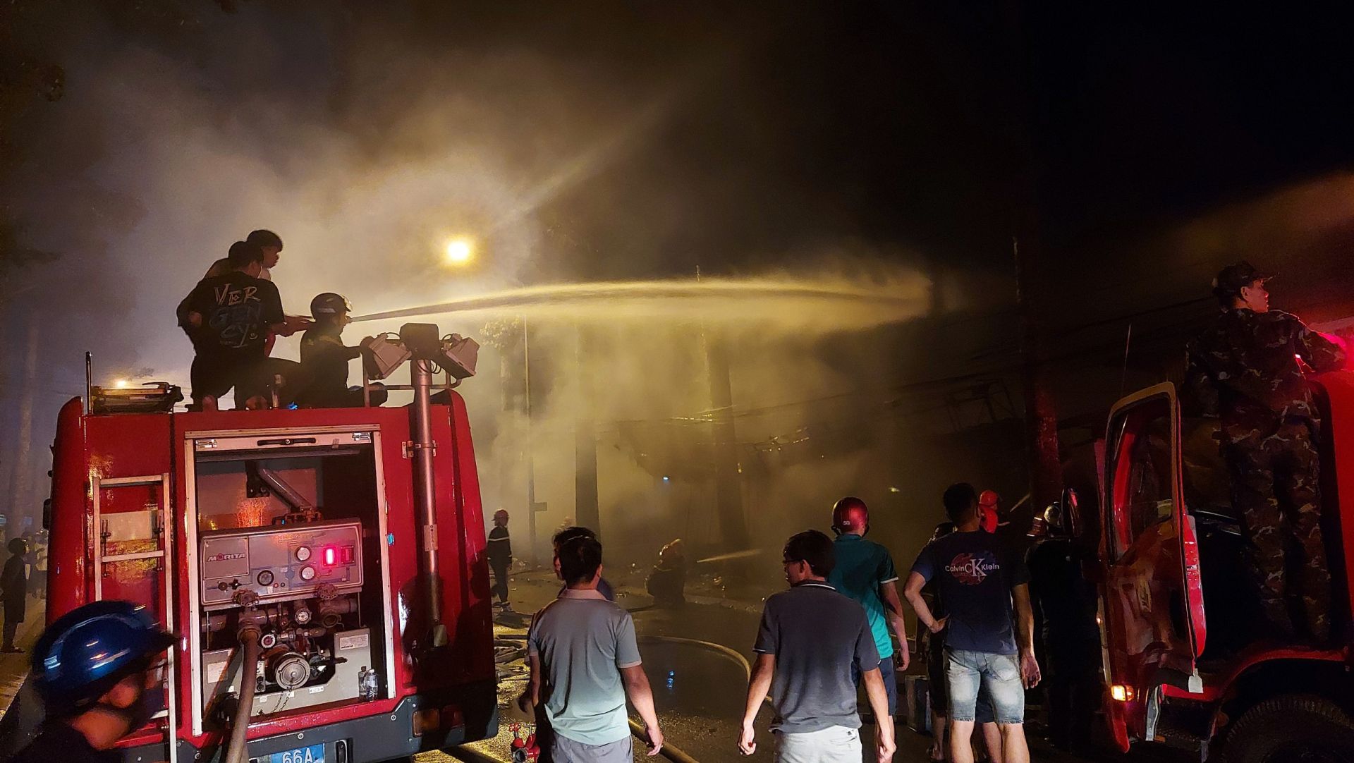 Đồng Tháp: Sơ tán người dân do cháy lớn tại cửa hàng kinh doanh quần áo