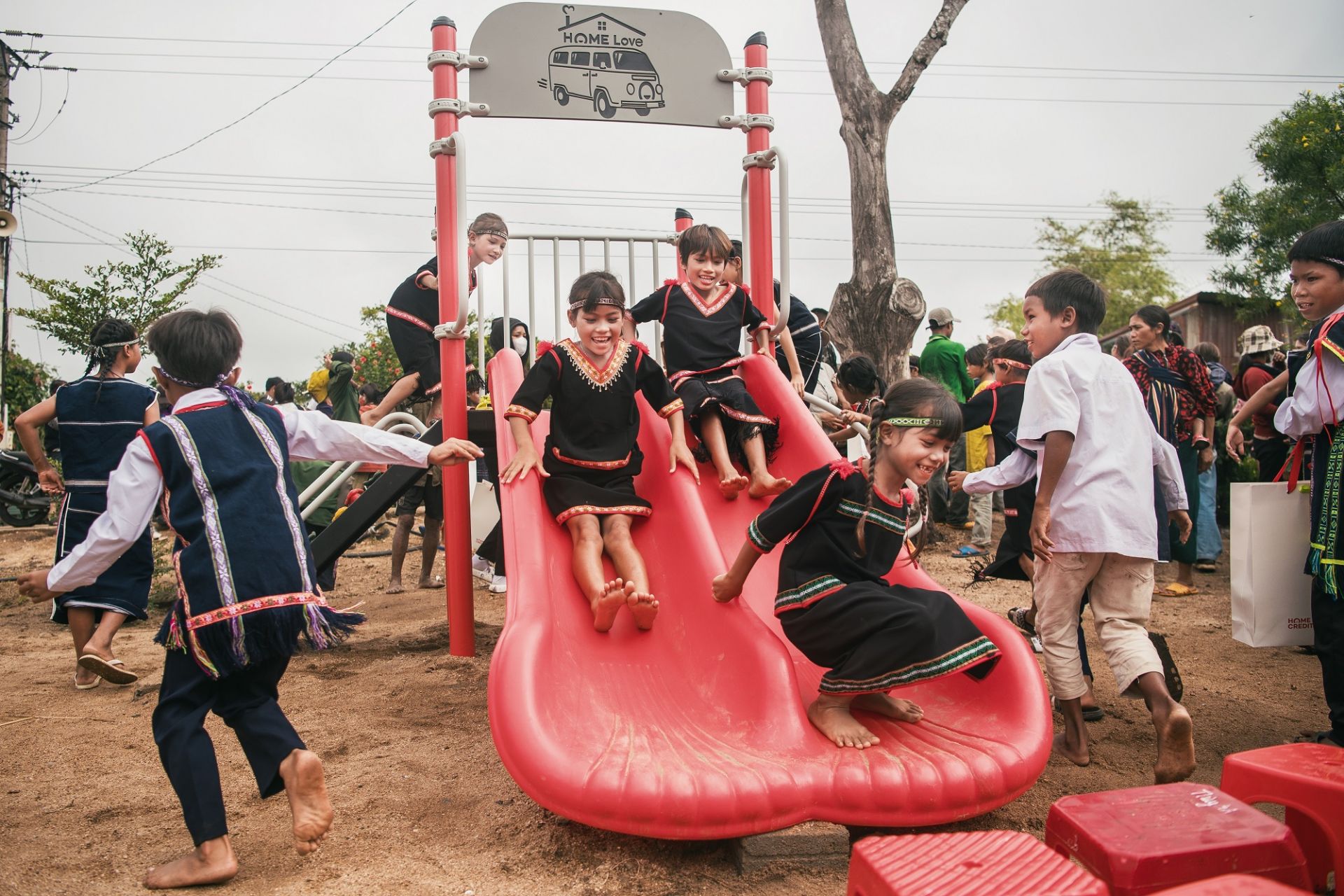 Các em nhỏ thích thú với sân chơi mới