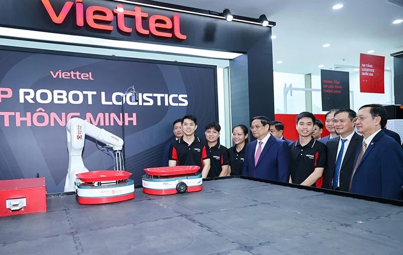 Thủ tướng Phạm Minh Chính trải nghiệm các robot logistics thông minh của Tập đoàn Viettel.